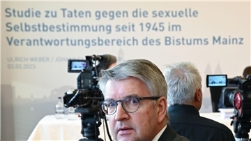 Der Mainzer Bischof Peter Kohlgraf bei der Vorstellung der Studie zu sexuellem Missbrauch in seinem Bistum.