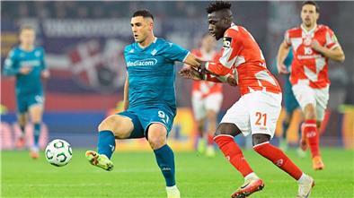 Der Mainzer Danny da Costa (r) leitete mit seinem Fehlpass die Führung von Florenz ein.