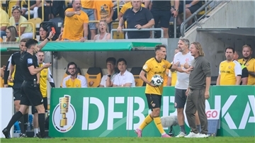 Der Mainzer Trainer Bo Henriksen (r) ist für ein DFB-Pokalspiel gesperrt worden.