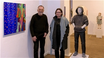 Ein Mann und eine Frau zwischen einem Gemälde und einer Tonplastik: der Maler Tamer Serbay und die Bildhauerin Birgit Lindemann in der Galerie 149.