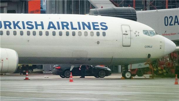 Flughafen-Geiselnehmer rechtskräftig verurteilt Der Mann der mit seiner von ihm entführten Tochter auf das Vorfeld des Hamburger Flughafens gefahren ist, ist rechtskräftig verurteilt. (Archivbild)