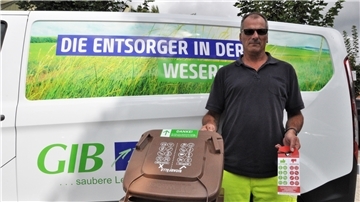 Der Mann mit der Roten Karte: Marco Bergmann-Osterloh von der GIB hängt diese Karte an falsch befüllte Biotonnen.