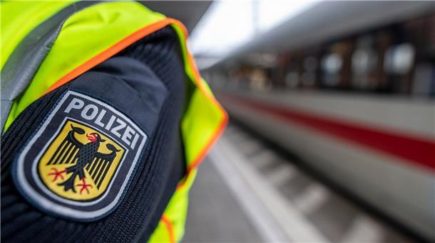 Vater steigt zum Rauchen aus ICE und verpasst Weiterfahrt Der Mann war mit seinen Kindern im ICE unterwegs nach Berlin. (Symbolbild)