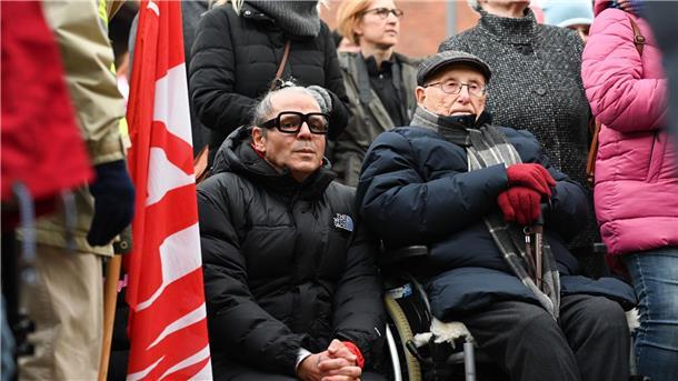 Der Mannheimer Fotograf Luigi Toscano (links) und der Holocaust-Überlebende Albrecht Weinberg wollten bei der Demonstration ein Zeichen gegen rechts setzen.