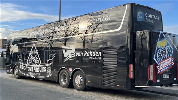Der Mannschaftsbus der Fischtown Pinguins am Bremer Flughafen.