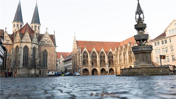 2000 Menschen demonstrieren gegen Rechtsextremismus Der Marienbrunnen (r) steht auf dem Altstadtmarkt in der Innenstadt.