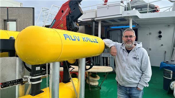 Bergung der Munition aus der Ostsee startet im Juli Der marine Geologe Jens Greinert lehnt am autonomen Tauchroboter “Kalle“.