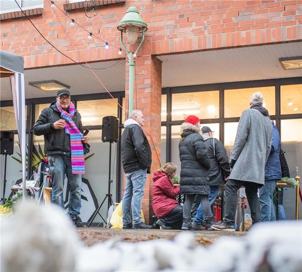 Kleiner Adventsmarkt am Penny-Markt Hafenstraße Der Markt am Penny stand im Zeichen von Begegnung und Dialog.