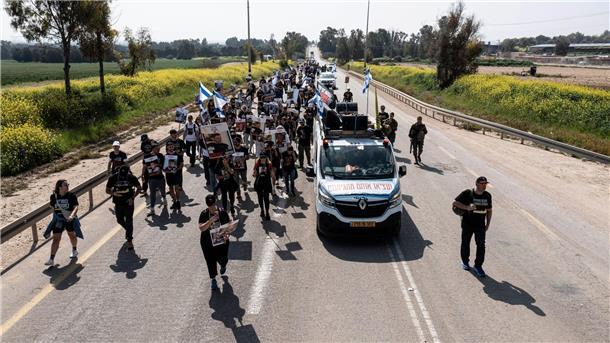 Harte Arbeit an Feuerpausen-Deal im Gaza-Krieg Der Marsch der Geisel-Unterstützer soll durch mehrere israelische Städte verlaufen und am Samstag in Jerusalem enden.