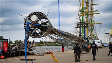 Der Mast der "Ubena von Bremen" ist sicher auf der Kaje angekommen.