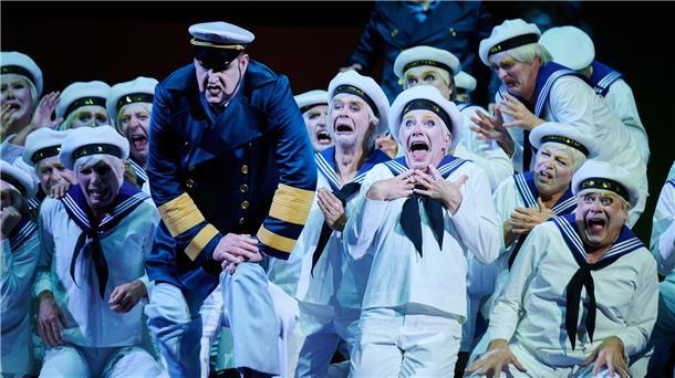 Der Matrosenchor und Daland (Jens Larsen) in der Komischen Oper in Berlin.