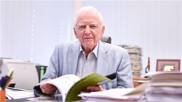 Der Medizin-Nobelpreisträger Harald zur Hausen sitzt im Deutschen Krebsforschungszentrum (DKFZ) in seinem Büro.
