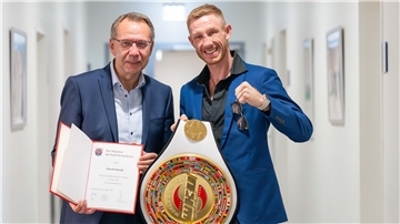 Der mehrfache Kickbox-Weltmeister aus Bremerhaven, Pascal Schroth, auf Stipvisite in seiner Heimat. Dabei überreicht ihm das Amt für Sport und Freizeit seine Auszeichnung für hervorragende sportliche Leistungen im Jahr 2023.