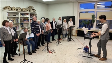 Der Mehrgenerationenchor unter Leitung von Daniel Kim (rechts) hat nun sein zehnjähriges Bestehen gefeiert.
