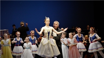 Der Meister und seine Puppe: Coppélia (Katrina Diekvoß, Mitte) und ihr Schöpfer (Marius Manole). Manole leitet die Schule, die das Ballett aufführte.