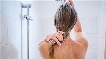 Der Mensch hat zwischen 80.000 und 120.000 Haare auf dem Kopf. In den Drogerie-Regalen häufen sich die Pflegeprodukte. Doch nicht alles ist unbedingt wirksam. (Symbolbild)