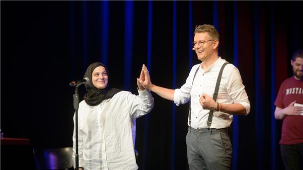 Ein Mann und eine Frau berühren gegenseitig ihre Hände.