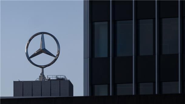 Der Mercedes-Stern ist auf einem Gebäude des Mercedes-Benz Werks in Untertürkheim zu sehen.