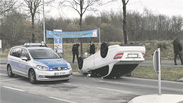 Der Mercedes überschlug sich auf der Gnarrenburger Straße und blieb auf Höhe des Bremervörder Krankenhauses auf dem Dach liegen.