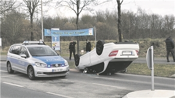Der Mercedes überschlug sich auf der Gnarrenburger Straße und blieb auf Höhe des Bremervörder Krankenhauses auf dem Dach liegen.