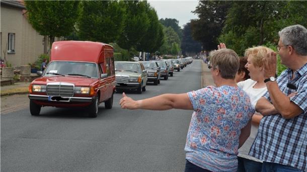 Der Mercedes W123 war einst mein peinliches „Hofauto“ – heute fährt er als Oldtimer durch den Landkreis und weckt Erinnerungen an Kindheit, Schulhofmomente und einen besonderen Opa.