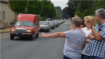 Der Mercedes W123 war einst mein peinliches „Hofauto“ – heute fährt er als Oldtimer durch den Landkreis und weckt Erinnerungen an Kindheit, Schulhofmomente und einen besonderen Opa.