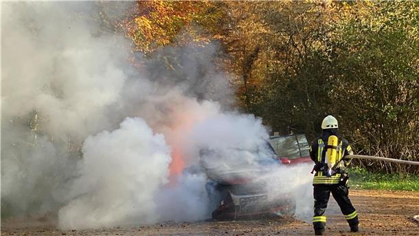 Der mit Autogas betriebene Pkw stand beim Eintreffen der Feuerwehr bereits in Vollbrand.