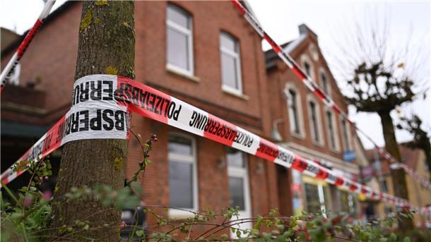Mit Kissen erstickt? Sohn soll Mutter getötet haben Der mit Flatterband abgesperrte Tatort in Weener.