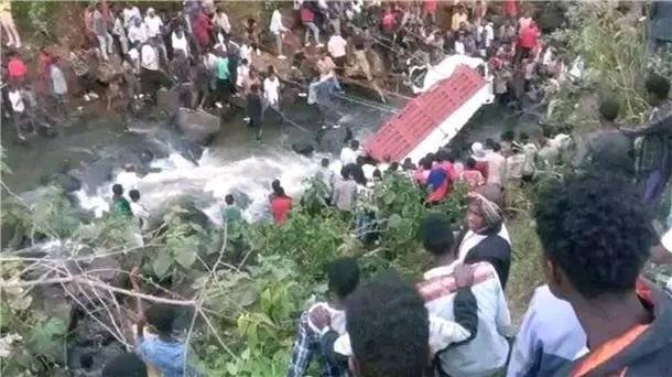 Der mit Hochzeitsgästen beladene Lastwagen ist beim Überqueren einer Brücke in den Galana-Fluss gestürzt.