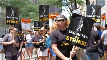 Der mit seinen Schauspielkollegen solidarische Requisiteur Keith Fennelly streikt vor dem NBC-Hauptsitz in New York für bessere Vergütung.