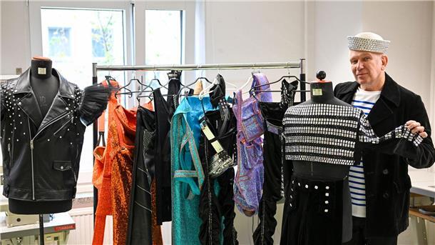 Der Modedesigner Jean Paul Gaultier präsentiert Kostüme für die neue Show im Berliner Friedrichstadt-Palast.