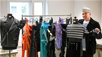 Der Modedesigner Jean Paul Gaultier präsentiert Kostüme für die neue Show im Berliner Friedrichstadt-Palast.