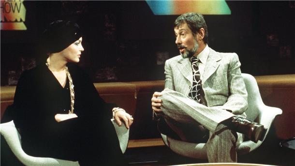 50 Jahre Talkshows: „Rederei“ im deutschen Fernsehen Der Moderator Dietmar Schönherr mit Romy Schneider während der Talkshow „Je später der Abend“ am 30. Oktober 1974.