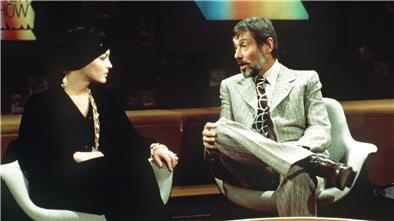 Der Moderator Dietmar Schönherr mit Romy Schneider während der Talkshow „Je später der Abend“ am 30. Oktober 1974.