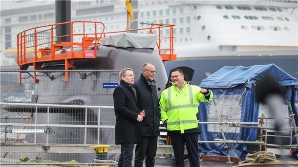 Der mögliche künftige Kanzler Friedrich Merz (CDU, Mitte) hatte sich bei einem Besuch im Januar positiv zu einem Einstieg des Bundes geäußert. (Archivbild)