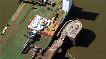 Der Molenturm ist verschwunden, und am Donnerstag wurde auch der Schwerlastponton abgezogen. Er liegt nun im Geestevorhafen. 
