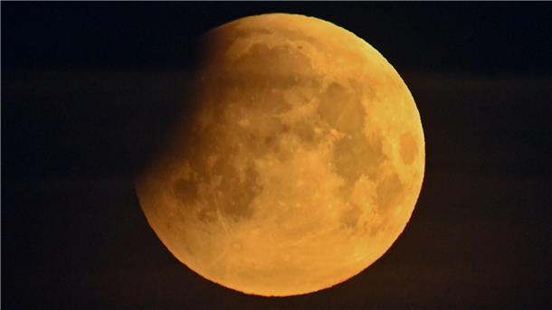 Der Himmel im Oktober: Mondfinsternis und Sternschnuppen Der Monat Oktober bietet eine partielle Mondfinsternis, die in ihrer vollen Länge von Mitteleuropa aus zu beobachten ist. (Archivbild)