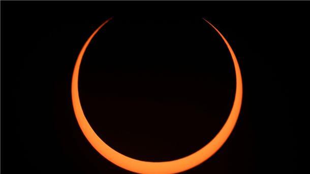 Der Mond bewegt sich während einer ringförmigen Sonnenfinsternis über die Sonne.