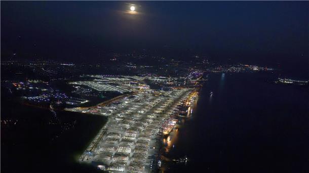 Der Mond ist schon da, so gegen 22 Uhr, als das Flugzeug seine Runden über Breme...