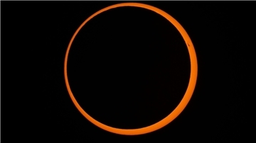 Der Mond schiebt sich während einer ringförmigen Sonnenfinsternis vor die Sonne.