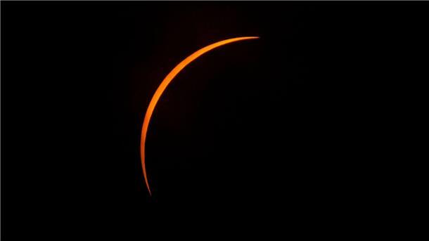 Der Mond verdeckt fast komplett die Sonne.