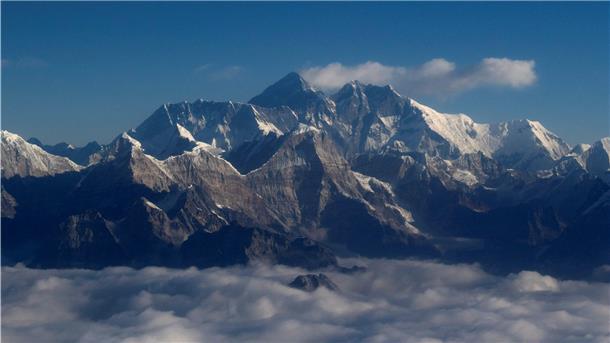 Der Mount Everest hat eine traurige Berühmtheit dafür erlangt, die höchstgelegene Müllhalde der Welt zu sein. Auf dem 8848,86 Meter hohen Berg liegen nach Schätzungen der nepalesischen Armee 140 Tonnen Abfall.