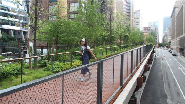 Die New Yorker High Line wird 15 Jahre alt Der „Moynihan Connector“ verbindet New Yorks High Line mit dem Bahnhof Penn Station.