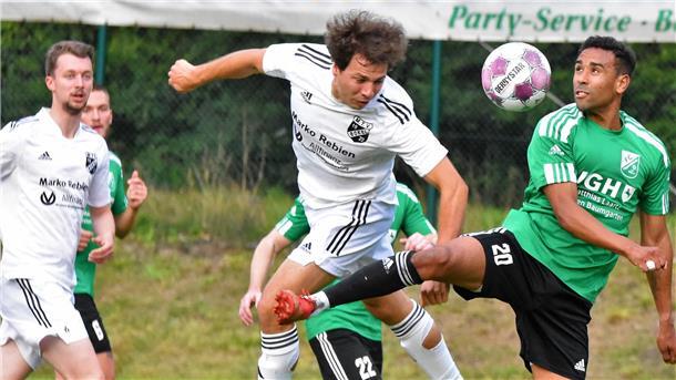 Der MTV Bokel geht gut vorbereitet in die Bezirksligasaison. Unter anderem warf der Bezirksliga-Aufsteiger (hier Sven Bedürftig, links, gegen Shaun Minns) den Landesligisten FC Hagen/Uthlede aus dem Pokal.