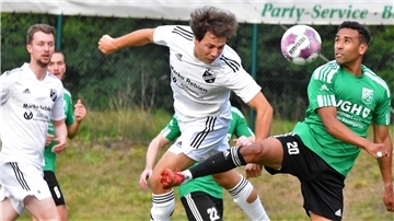 Der MTV Bokel geht gut vorbereitet in die Bezirksligasaison. Unter anderem warf der Bezirksliga-Aufsteiger (hier Sven Bedürftig, links, gegen Shaun Minns) den Landesligisten FC Hagen/Uthlede aus dem Pokal.