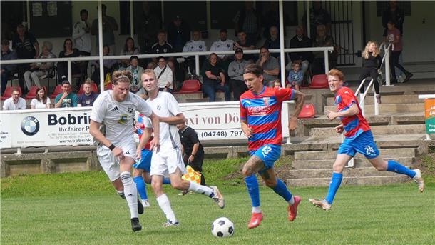 Der MTV Bokel in den weißen Trikots verlor nach großem Kampf auf dem heimischen Bätjerplatz mit 1:2 gegen die Regionalliga-Reserve der SV Drochtersen/Assel.