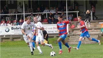 Der MTV Bokel in den weißen Trikots verlor nach großem Kampf auf dem heimischen Bätjerplatz mit 1:2 gegen die Regionalliga-Reserve der SV Drochtersen/Assel.