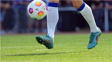 Herthas Fabian Reese jongliert vor dem Spiel mit dem Ball.