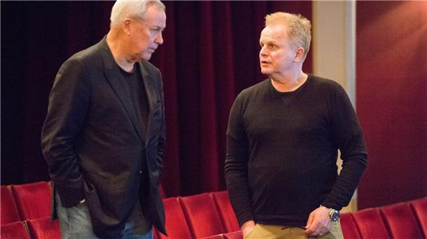 „Dear Bob“: Grönemeyer trauert um Wilson Der Musiker Herbert Grönemeyer (r) und der US-Regisseur Robert Wilson vor zehn Jahren am Berliner Ensemble im Theater am Schiffbauerdamm. (Archivfoto von 2015)