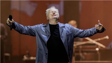 Der Musiker Herbert Grönemeyer steht beim Tourauftakt der Tour „Herbert Grönemeyer - Live 2023“ auf der Bühne der Wunderino-Arena.
